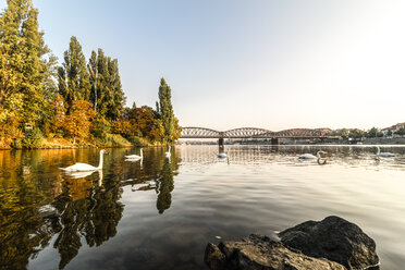 Tschechische Republik, Prag, Blick auf die Moldau mit Eisenbahnbrücke im Hintergrund - CSTF01294