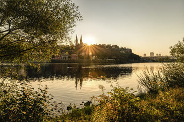 Tschechien, Prag, Blick auf die Moldau mit dem St. Georgs-Kloster im Hintergrund in der Morgendämmerung - CSTF01295