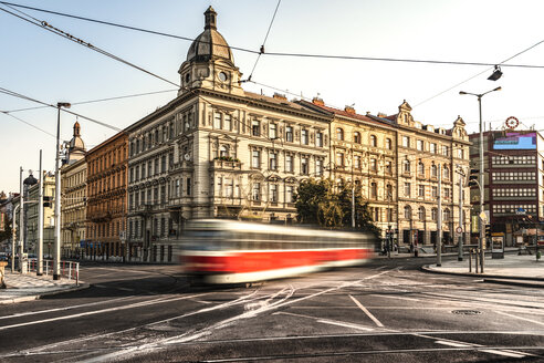 Tschechien, Prag, Straßenbahnfahren auf der Kreuzung - CSTF01298