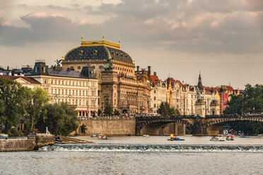 Tschechische Republik, Prag, Blick auf das Nationaltheater mit der Moldau im Vordergrund - CSTF01299