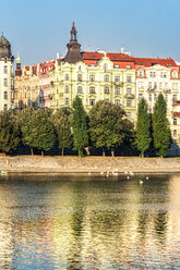 Czechia, Prague, view to historical multi-family houses with Vltava in the foreground - CSTF01300