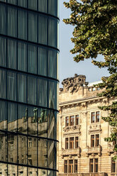 Tschechien, Prag, Fassaden eines neuen und eines alten Gebäudes - CSTF01302