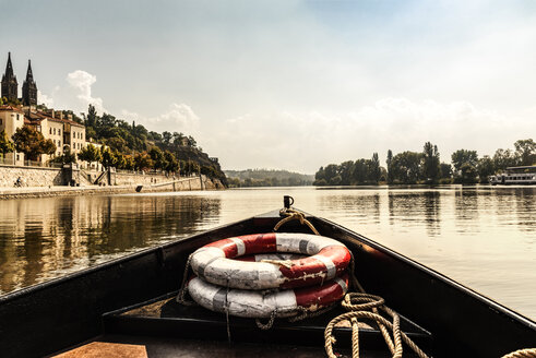 Tschechische Republik, Prag, Schiffsbug mit Rettungsschwimmern auf der Moldau - CSTF01304