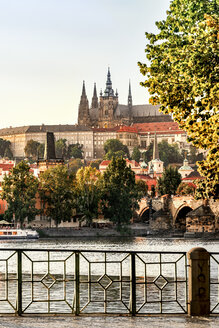 Tschechien, Prag, Blick auf die Burg und die Karlsbrücke mit der Moldau im Vordergund - CSTF01305