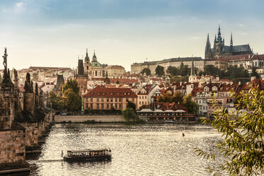 Tschechien, Prag, Blick auf die Burg und die Karlsbrücke mit der Moldau im Vordergund - CSTF01306