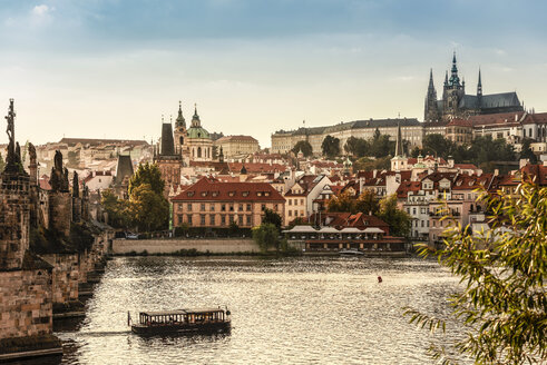 Czechia, Prague, view to castle and Charles Bridge with Vltava in the foreground - CSTF01306