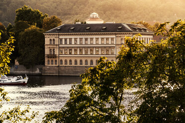 Tschechien, Prag, Blick auf den Liechtenstein-Palast mit der Moldau im Vordergrund - CSTF01307