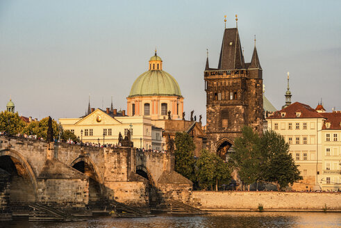 Tschechien, Prag, Altstadt, Karlsbrücke, St. Franziskus-Kirche und Altstädter Brückenturm am Abend - CSTF01310