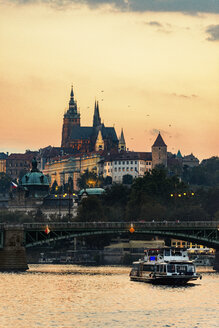 Tschechien, Prag, Blick auf Burg und Karlsbrücke mit Moldau im Vordergrund bei Sonnenuntergang - CSTF01311