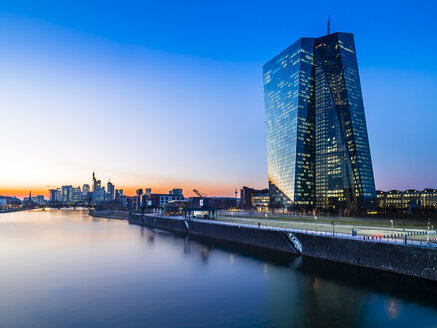 Deutschland, Frankfurt, Europäische Zentralbank und Skyline im Hintergrund bei Sonnenuntergang - AMF05301