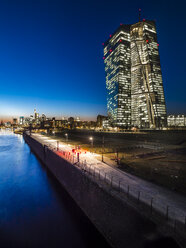 Deutschland, Frankfurt, beleuchtete Europäische Zentralbank und Skyline im Hintergrund bei Sonnenuntergang - AMF05305