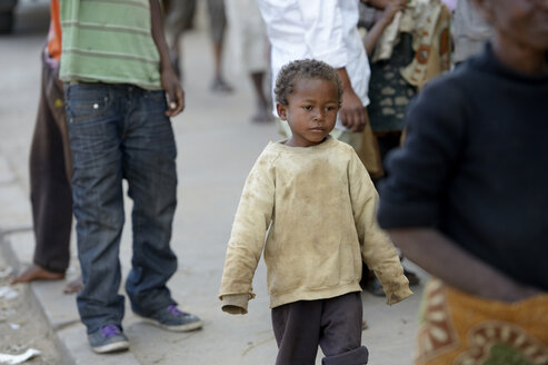 Madagaskar, Fianarantsoa, Obdachloser Junge auf der Straße - FLKF00769