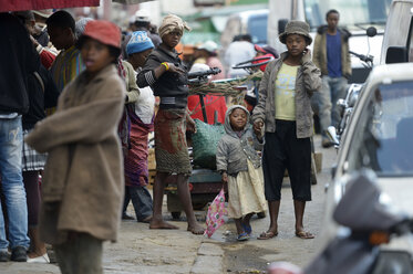 Madagaskar, Fianarantsoa, Obdachlose Mutter auf der Straße - FLKF00771