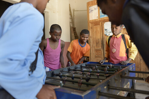 Madagaskar, Fianarantsoa, Jungen spielen Tischfußball - FLKF00776