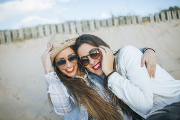 Portrait of two best friends on the beach - KIJF01307