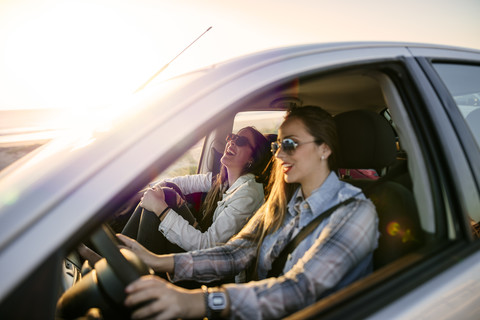 Zwei junge Frauen, die in einem Auto unterwegs sind, lizenzfreies Stockfoto