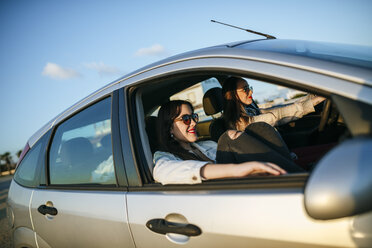 Zwei junge Frauen, die in einem Auto unterwegs sind - KIJF01332