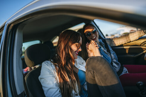 Zwei junge Frauen, die in einem Auto unterwegs sind - KIJF01334
