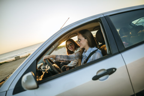 Zwei junge Frauen, die in einem Auto unterwegs sind, lizenzfreies Stockfoto