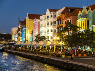 Curacao, Willemstad, Punda, bunte Häuser an der Uferpromenade am Abend - AMF05308