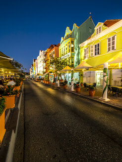 Curacao, Willemstad, Punda, bunte Häuser und Straßenrestaurants am Abend - AMF05311