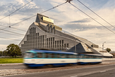 Lettland, Riga, Straßenbahn vor der Nationalbibliothek - CST01314