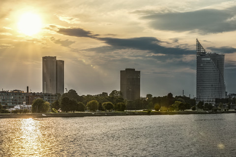 Lettland, Riga, Blick über den Fluss Daugava auf die Z-Türme und Saules Akmens Wolkenkratzer, lizenzfreies Stockfoto