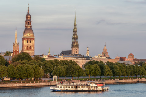 Lettland, Riga, Stadtbild mit Fluss Daugava, Kirchen und Akademie der Wissenschaften, lizenzfreies Stockfoto