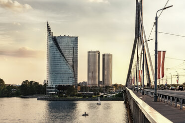 Lettland, Riga, Vansu-Brücke über den Fluss Daugava, Z-Türme und Saules Akmens Wolkenkratzer - CSTF01326