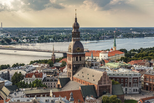Lettland, Riga, Stadtbild mit Kathedrale, Schloss und Vansu-Brücke - CSTF01328