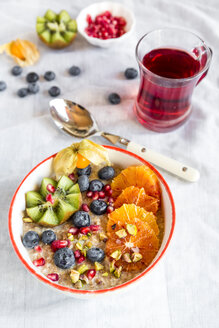 Superfood-Frühstück mit Porridge, Amaranth, verschiedenen Früchten und Pistazien - SARF03228