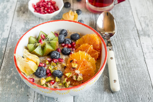 Superfood-Frühstück mit Porridge, Amaranth, verschiedenen Früchten und Pistazien - SARF03229