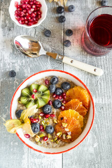 Superfood-Frühstück mit Porridge, Amaranth, verschiedenen Früchten und Pistazien - SARF03230