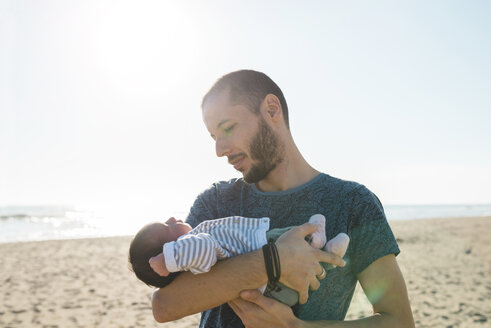 Vater mit seinem neugeborenen Mädchen am Strand - GEMF01522