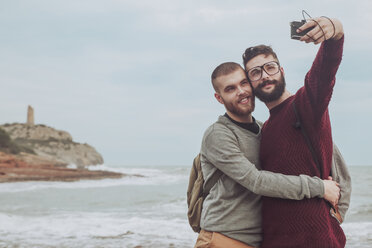 Spanien, Oropesa del Mar, schwules Paar macht Selfie vor dem Meer - RTBF00734
