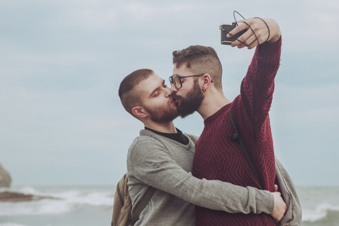 Homosexuelles Paar nimmt Selfie beim Küssen vor dem Meer - RTBF00735