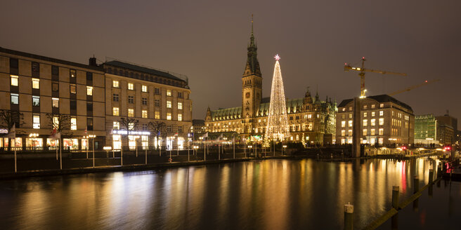 Deutschland, Hamburg, beleuchteter Weihnachtsbaum und beleuchtetes Rathaus mit Binnenalster im Vordergrund - WIF03403