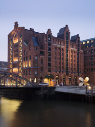 Deutschland, Hamburg, Das Maritime Museum in der Hafencity in der Dämmerung - WI03405