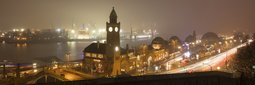 Deutschland, Hamburg, Panoramablick auf die St. Pauli Landungsbrücken mit Hafen im Hintergrund bei Nacht - WIF03409