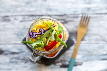 Glas Regenbogensalat mit Bulgur, Rucola und verschiedenen Gemüsesorten - SARF03234