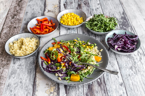 Teller mit Regenbogensalat mit Bulgur, Rucola und verschiedenen Gemüsesorten - SARF03243