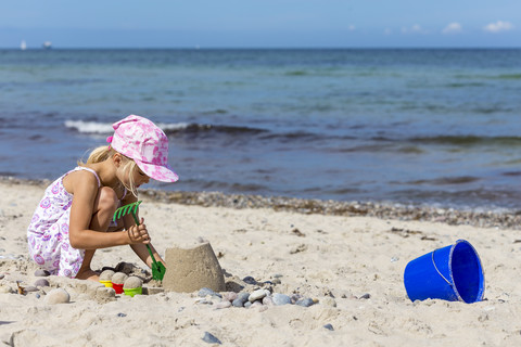 Kleines Mädchen spielt am Strand, lizenzfreies Stockfoto
