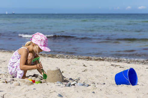 Kleines Mädchen spielt am Strand - JFEF00843