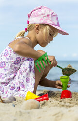 Kleines Mädchen spielt am Strand - JFEF00844