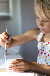 Little girl painting with watercolours - JFEF00846