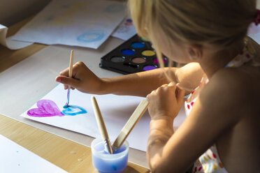 Kleines Mädchen malt Herzen mit Aquarellfarben - JFEF00849