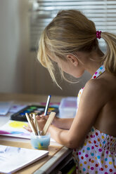 Little girl painting with watercolours - JFEF00850