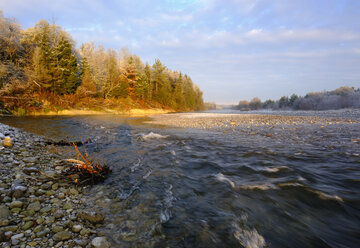 Deutschland, Bayern, Geretsried, Isar am Herbstmorgen - SIEF07334