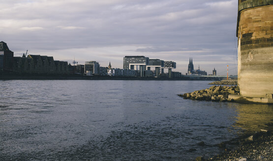Germany, Cologne, view to Crane Houses at Rhine harbour and Cologne Cathedral in the background - DASF00072