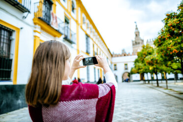 Young woman in Sevilla taking pictures with her selfie - KIJF01346